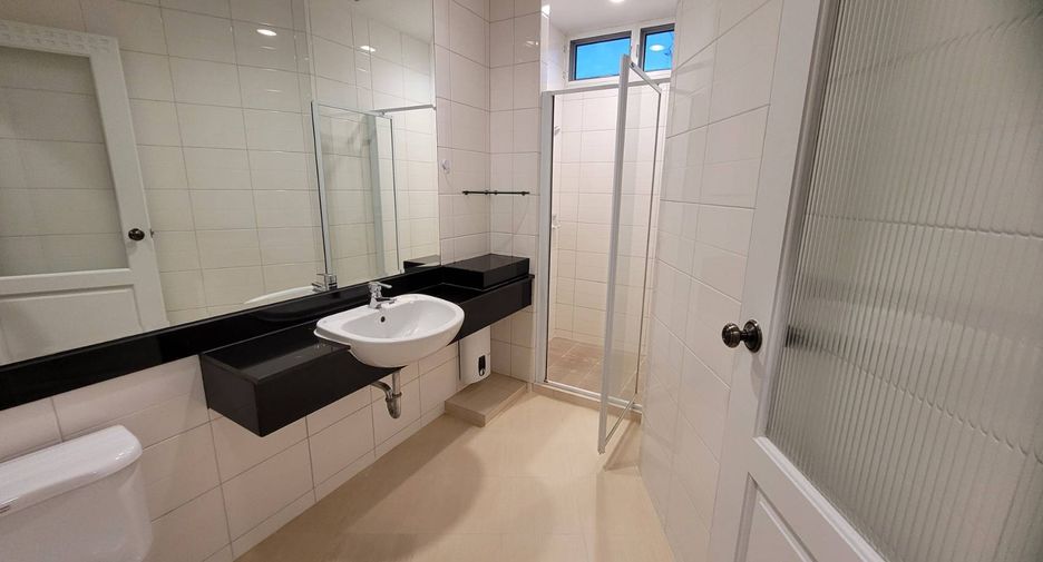 For rent 4 bedrooms condo in Khlong Toei, Bangkok