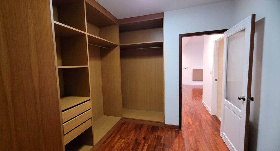For rent 4 bedrooms condo in Khlong Toei, Bangkok