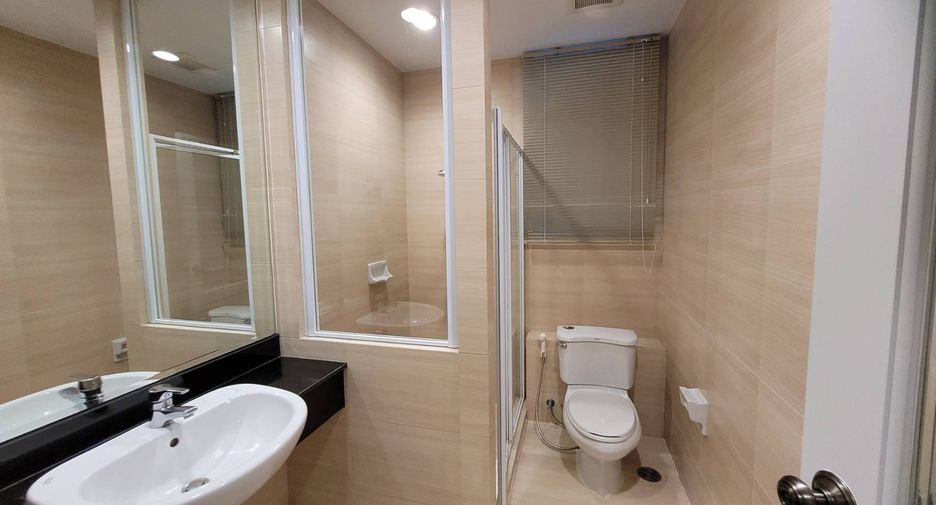 For rent 4 bedrooms condo in Khlong Toei, Bangkok