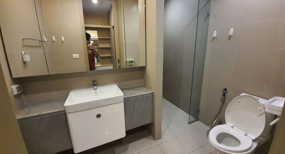 For rent 2 bedrooms condo in Pathum Wan, Bangkok