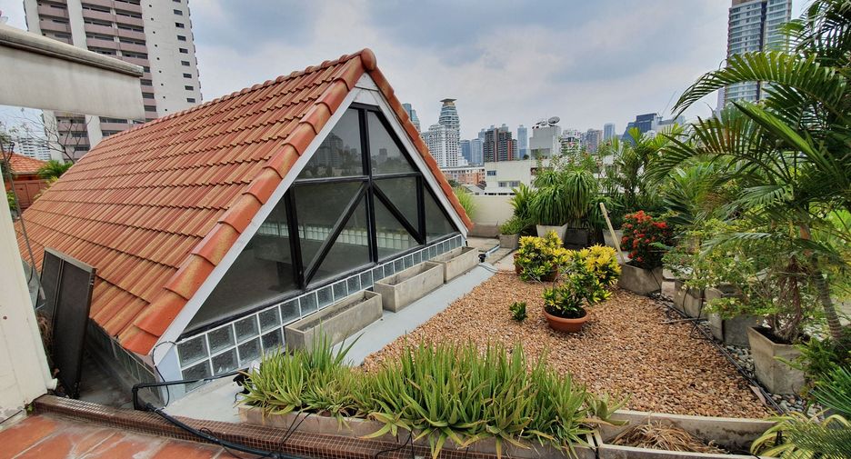For rent 3 bedrooms condo in Watthana, Bangkok