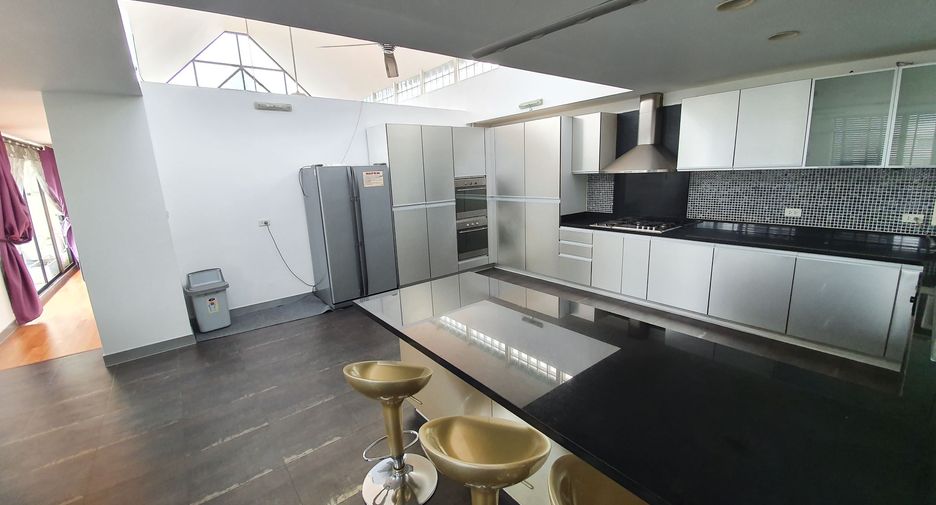 For rent 3 bedrooms condo in Watthana, Bangkok