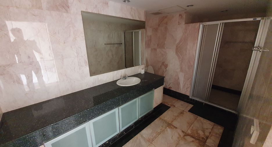 For rent 3 bedrooms condo in Watthana, Bangkok