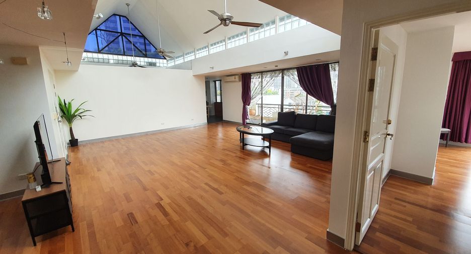 For rent 3 bedrooms condo in Watthana, Bangkok