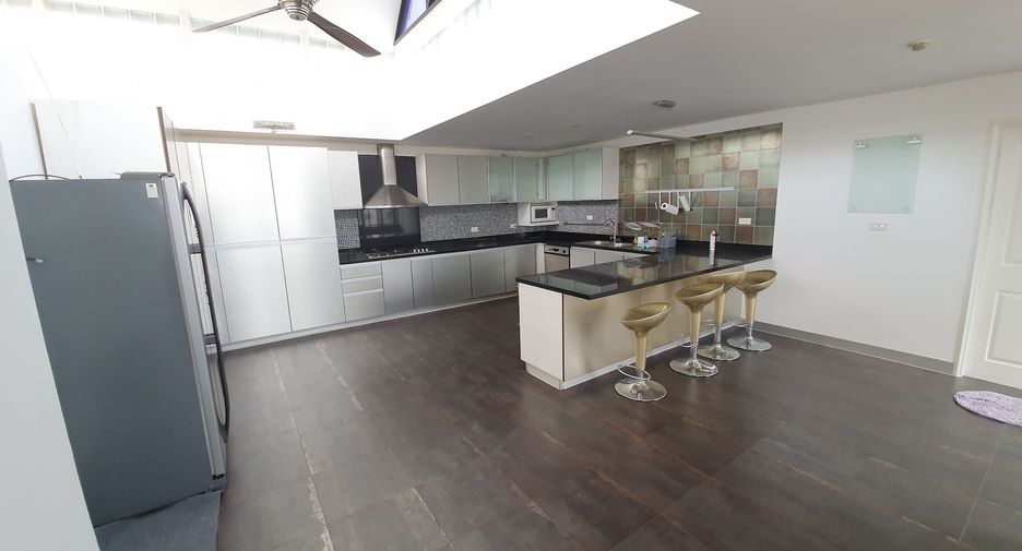 For rent 3 bedrooms condo in Watthana, Bangkok