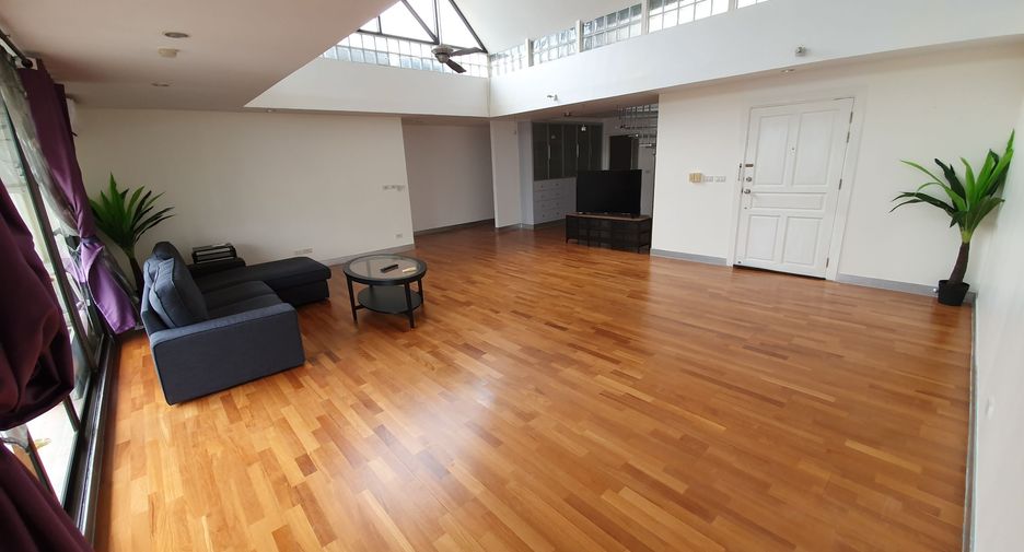 For rent 3 bedrooms condo in Watthana, Bangkok