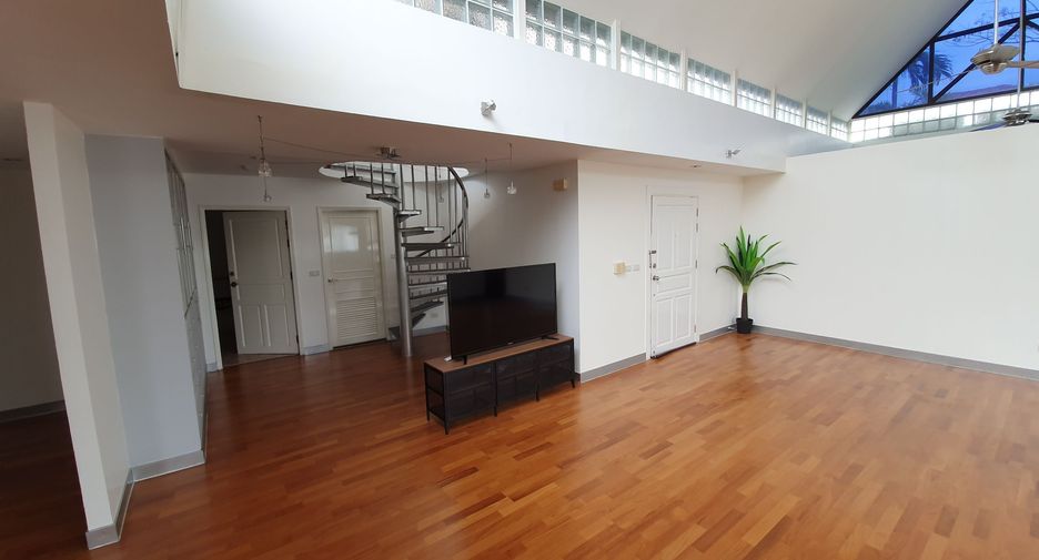 For rent 3 bedrooms condo in Watthana, Bangkok