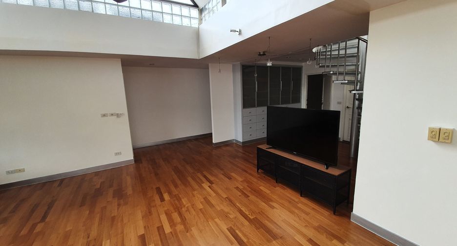 For rent 3 bedrooms condo in Watthana, Bangkok