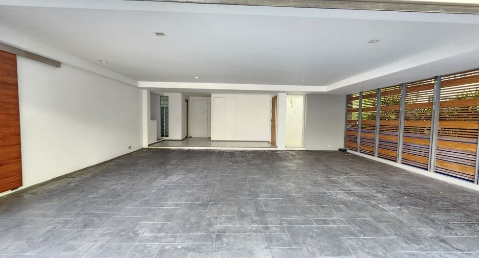 Casa en alquiler de 3 habitaciones en Huai Khwang, Bangkok