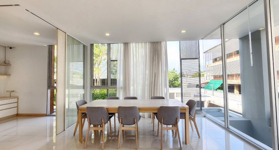 Casa en alquiler de 3 habitaciones en Huai Khwang, Bangkok