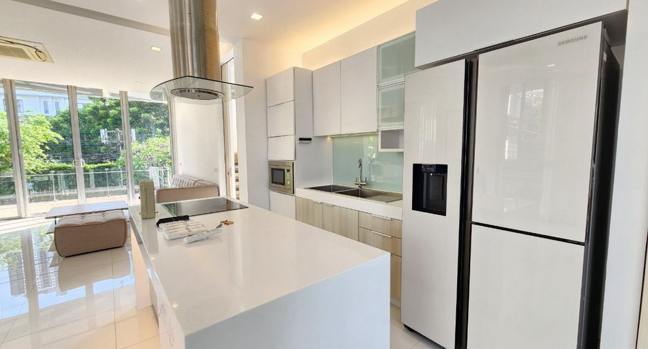 Casa en alquiler de 3 habitaciones en Huai Khwang, Bangkok