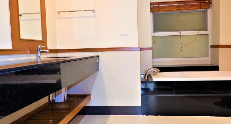 Condo en alquiler de 3 habitaciones en Sathon, Bangkok