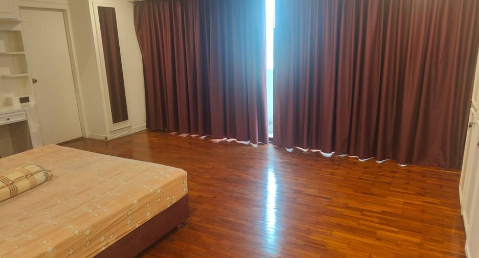 For rent 3 bedrooms condo in Watthana, Bangkok
