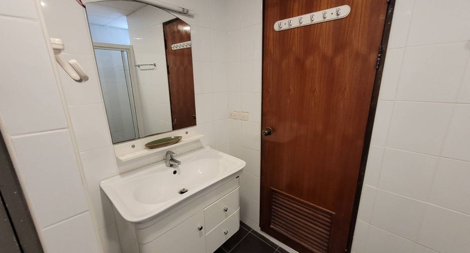 For rent 3 bedrooms condo in Watthana, Bangkok
