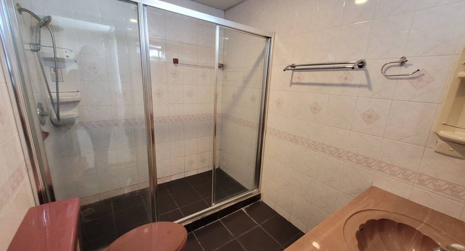 For rent 3 bedrooms condo in Watthana, Bangkok