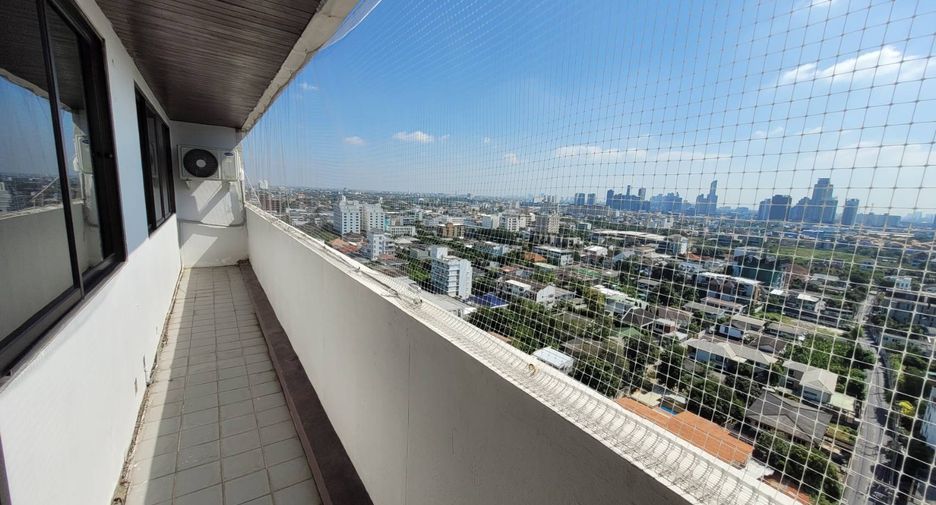 For rent 3 bedrooms condo in Watthana, Bangkok