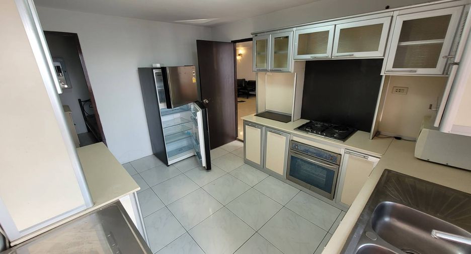 For rent 3 bedrooms condo in Watthana, Bangkok