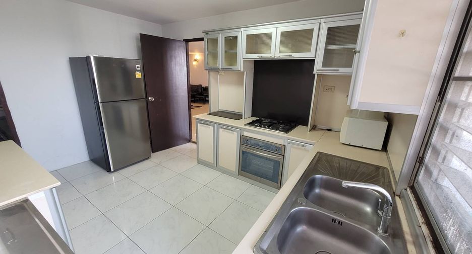 For rent 3 bedrooms condo in Watthana, Bangkok