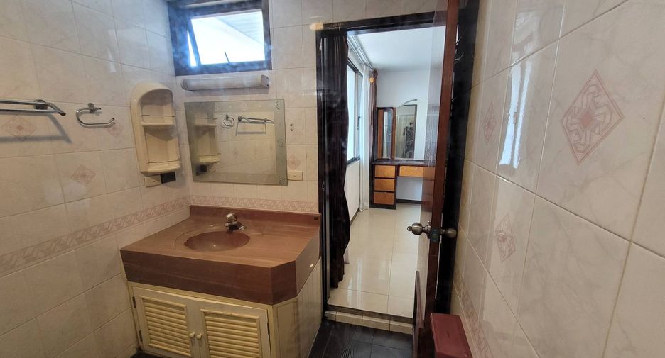 For rent 3 bedrooms condo in Watthana, Bangkok