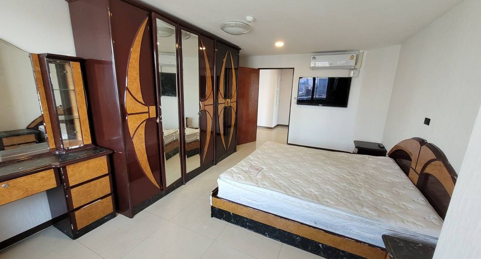 For rent 3 bedrooms condo in Watthana, Bangkok