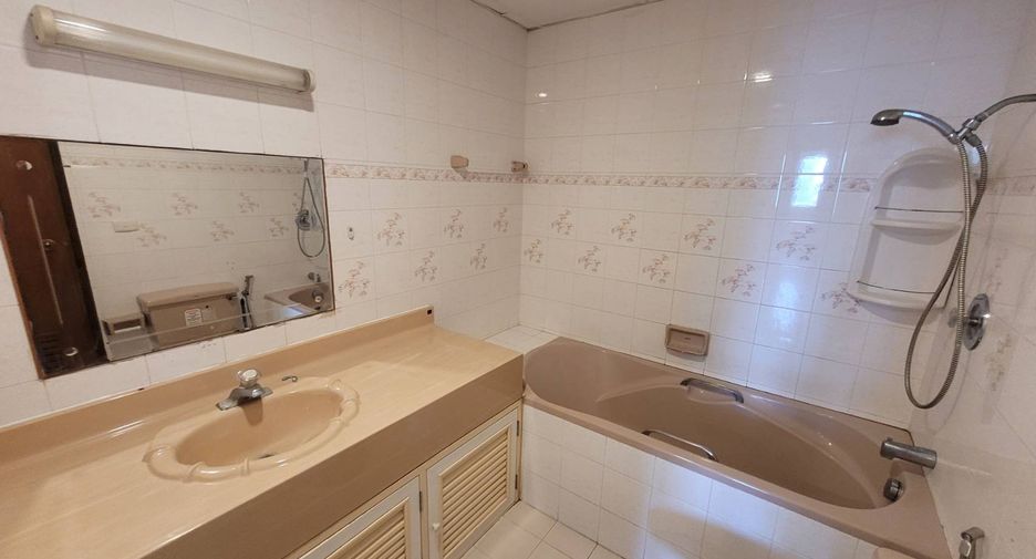 For rent 3 bedrooms condo in Watthana, Bangkok