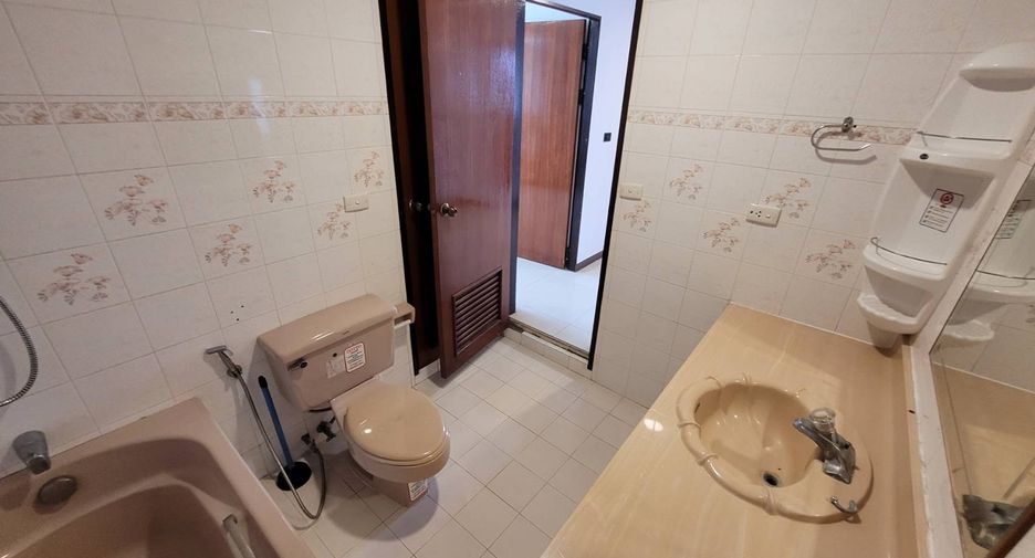 For rent 3 bedrooms condo in Watthana, Bangkok