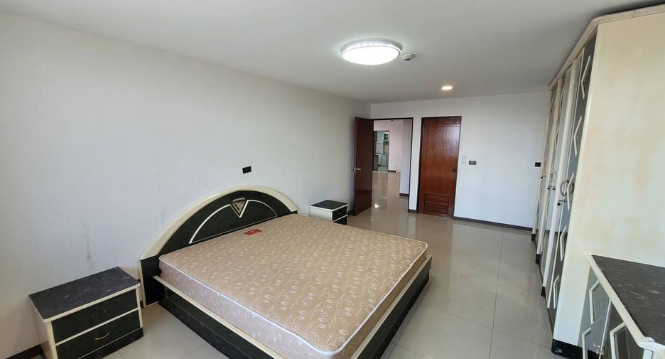 For rent 3 bedrooms condo in Watthana, Bangkok