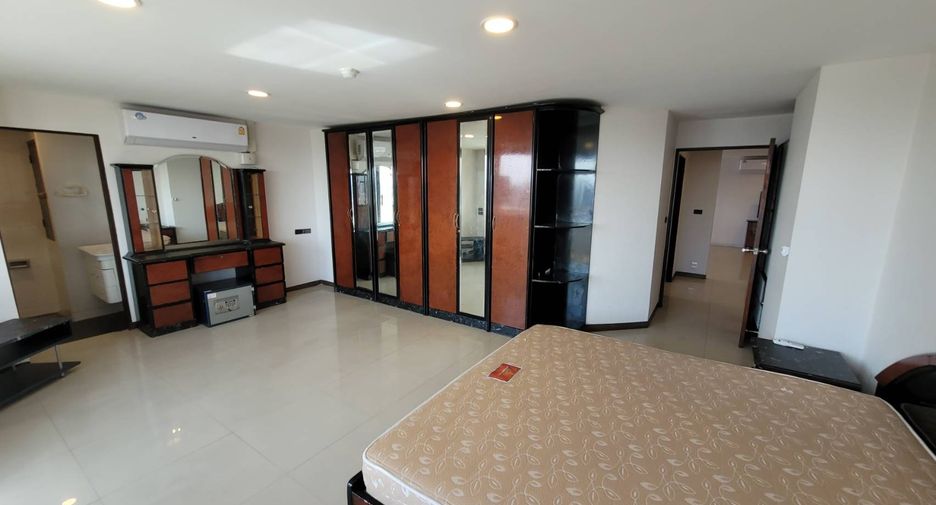 For rent 3 bedrooms condo in Watthana, Bangkok