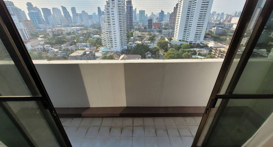 For rent 3 bedrooms condo in Watthana, Bangkok