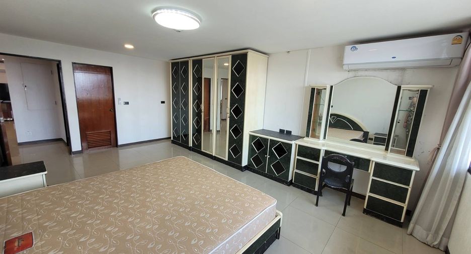For rent 3 bedrooms condo in Watthana, Bangkok