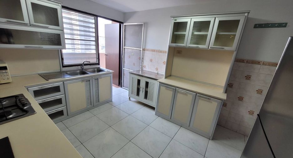 For rent 3 bedrooms condo in Watthana, Bangkok