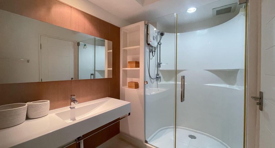 For rent 2 bedrooms condo in Khlong San, Bangkok