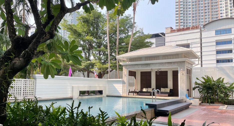 For rent 2 bedrooms condo in Khlong San, Bangkok