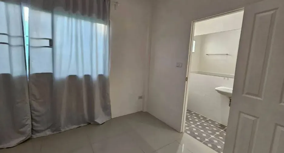 For rent 3 bedrooms house in Lat Phrao, Bangkok