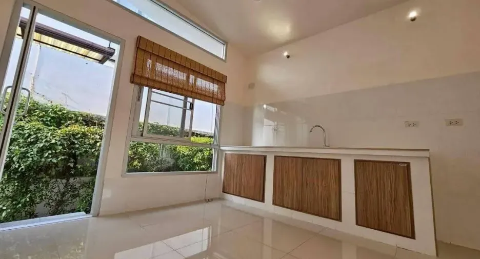 For rent 3 bedrooms house in Lat Phrao, Bangkok