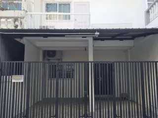 À louer 2 chambres maison de ville à Suan Luang, Bangkok