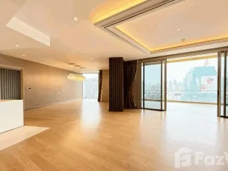 For rent 3 bedrooms condo in Khlong San, Bangkok