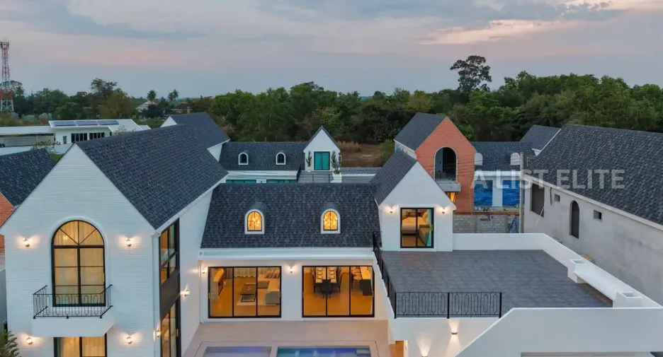 Casa en alquiler de 5 habitaciones en Bang Lamung, Chonburi