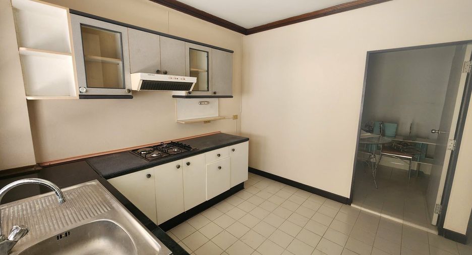 For rent 3 bedrooms townhouse in Mueang Chiang Mai, Chiang Mai