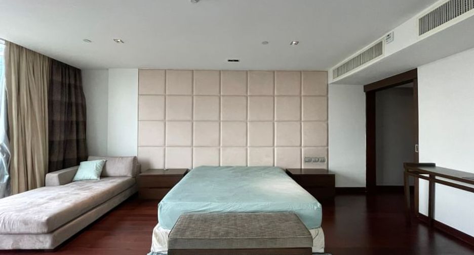 For rent 3 bedrooms condo in Khlong Toei, Bangkok
