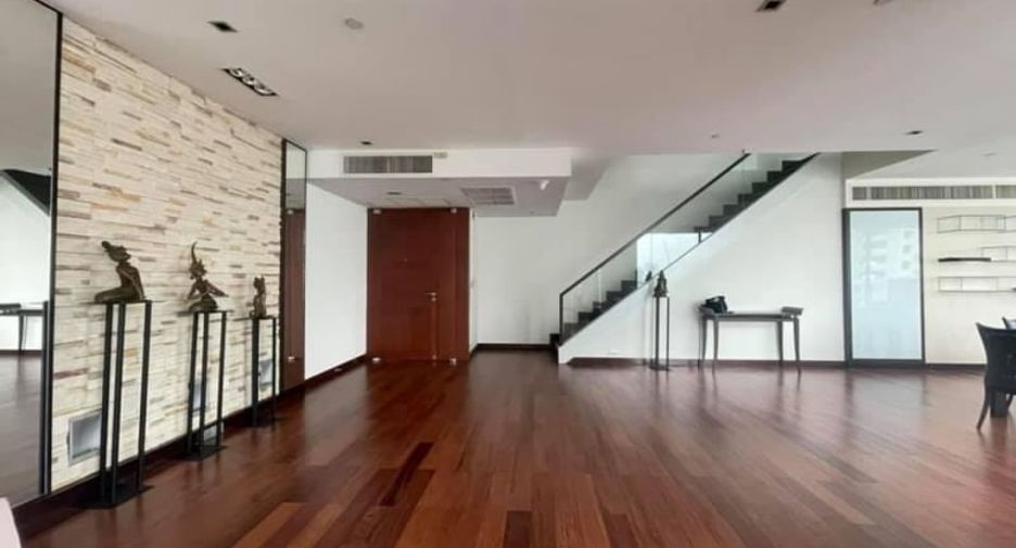 For rent 3 bedrooms condo in Khlong Toei, Bangkok