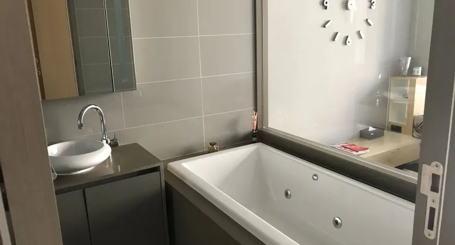 Wohnung zur Miete mit 1 Zimmer in Bang Rak, Bangkok