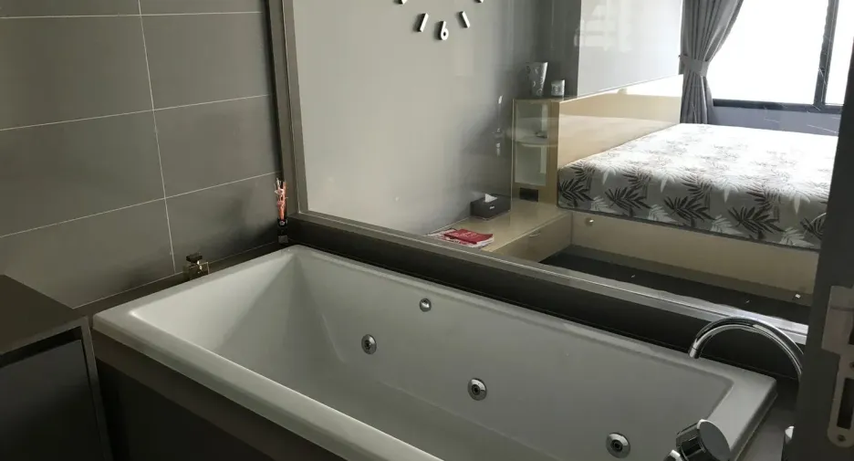 Wohnung zur Miete mit 1 Zimmer in Bang Rak, Bangkok