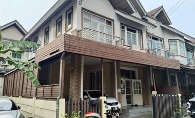 Haus zum Kauf mit 4 Zimmer in Phra Khanong, Bangkok