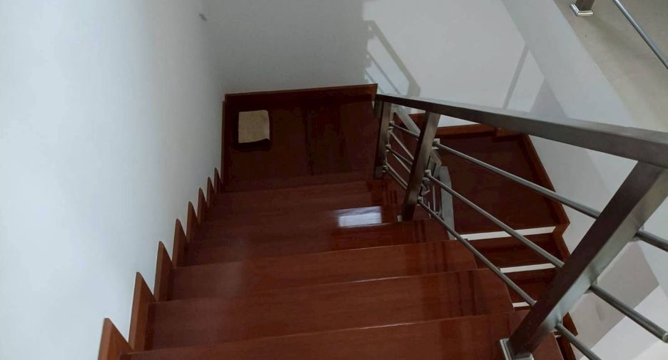 Haus zum Kauf mit 4 Zimmer in Phra Khanong, Bangkok