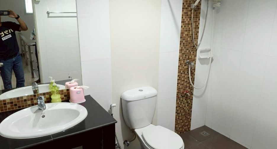 Haus zum Kauf mit 4 Zimmer in Phra Khanong, Bangkok