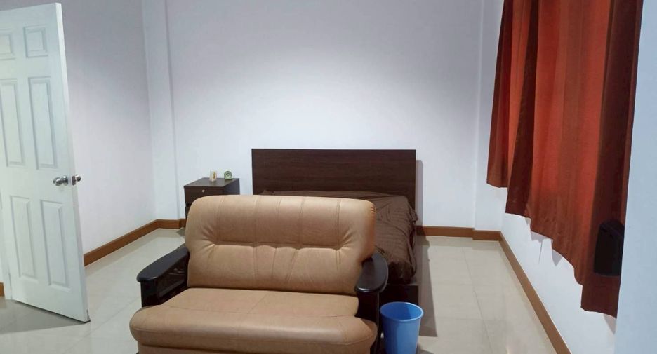 Haus zum Kauf mit 4 Zimmer in Phra Khanong, Bangkok