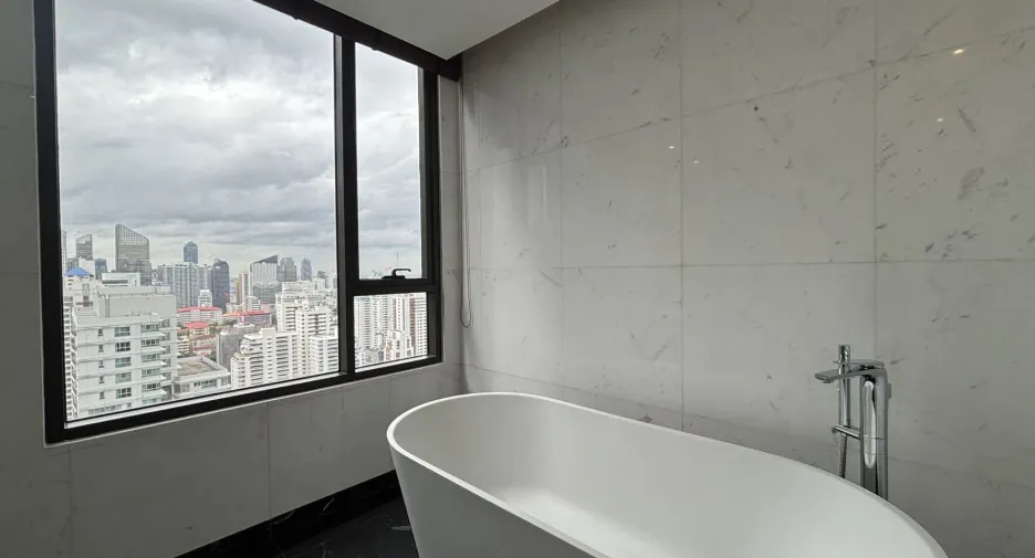 For rent 3 bedrooms condo in Khlong Toei, Bangkok