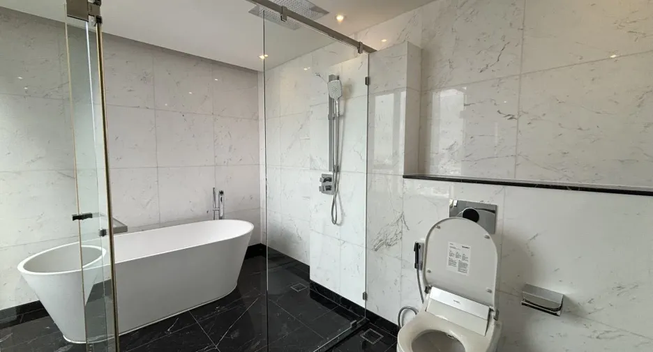 For rent 3 bedrooms condo in Khlong Toei, Bangkok