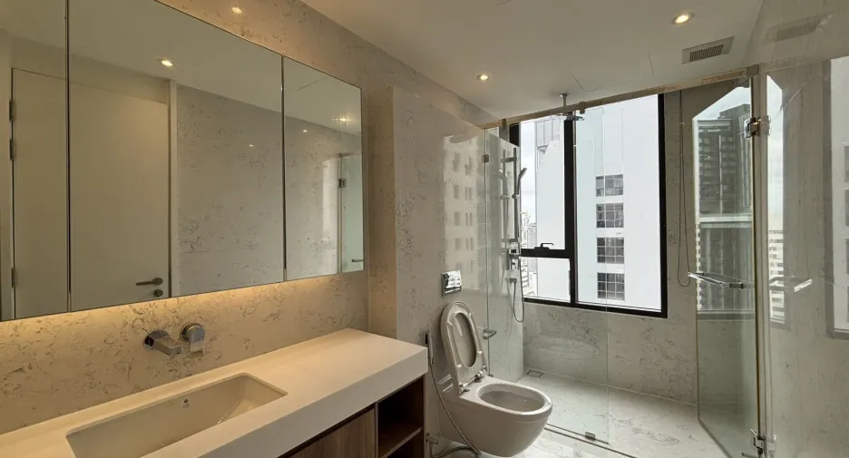 For rent 3 bedrooms condo in Khlong Toei, Bangkok
